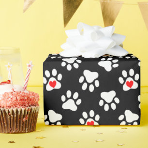 Niedliche Schwarz-Weiß-Hundepaws mit Herzmuster Geschenkpapier