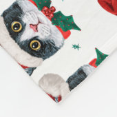 Niedliche Schwarz-Weiß-Katze mit Weihnachtsmannmüt Fleecedecke (Ecke)