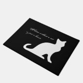 Niedliche Schwarz-Weiß-Katze-Türmatte mit lustigem Fußmatte (Schrägansicht)