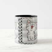 niedliche Schwarz-Weiß Katzen mit Schachbrett, Tas Zweifarbige Tasse (Mittel)