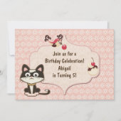 Niedliche Schwarz-Weiß-Kitekatze auf Rosa Geburtst Einladung (Vorderseite)