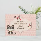 Niedliche Schwarz-Weiß-Kitekatze auf Rosa Geburtst Einladung (Stehend Vorderseite)
