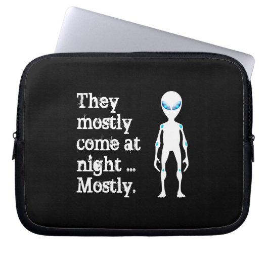 Niedliche Schwarz-weiße Alien Laptopschutzhülle (Vorderseite)