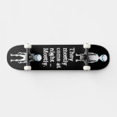 Niedliche Schwarz-weiße Alien Skateboard (Horizontal)