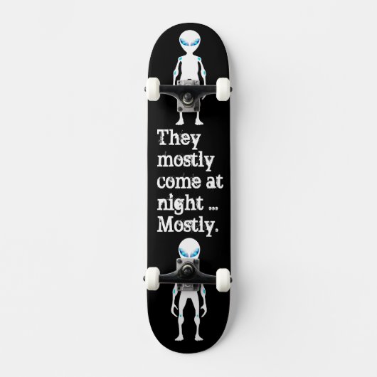 Niedliche Schwarz-weiße Alien Skateboard (Vorderseite)