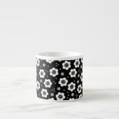 Niedliche Schwarz-weiße Blume Espresso Tasse (Vorderseite)
