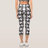 Niedliche Schwarz-weiße Hex-Datenmuster capri-Legg Capri Leggings (Rückseite)