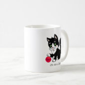 Niedliche Schwarz-weiße Tuxedo Kätzchen und Roter  Kaffeetasse (VorderseiteRechts)