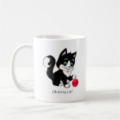 Niedliche Schwarz-weiße Tuxedo Kätzchen und Roter  Kaffeetasse (Links)