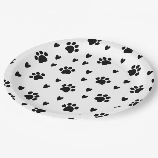 Niedliche schwarze Hundspuldrucke und Herz Pappteller (Schrägansicht)