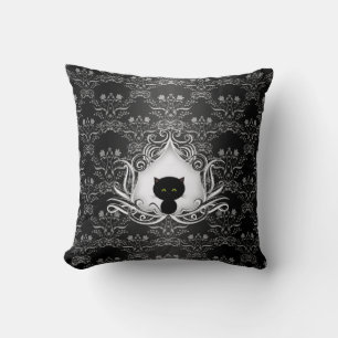 Niedliche schwarze Katze auf Damask Kissen