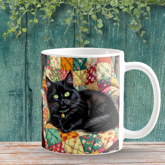 Niedliche schwarze Katze auf Rockstuhl Kaffeetasse