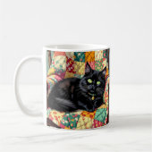Niedliche schwarze Katze auf Rockstuhl Kaffeetasse (Links)