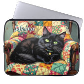 Niedliche schwarze Katze auf Rockstuhl Personalisi Laptopschutzhülle (Vorderseite)