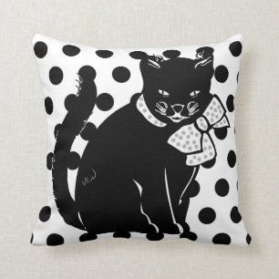 Niedliche Schwarze Katze auf Schwarz-Weiß-Polka-D Kissen