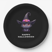 Niedliche Schwarze Katze, die ein Hexenhutehl träg Pappteller (Vorderseite)