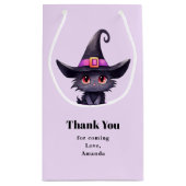 Niedliche schwarze Katze, die einen Hexenhut trägt Kleine Geschenktüte (Rückseite)