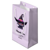 Niedliche schwarze Katze, die einen Hexenhut trägt Kleine Geschenktüte (Vorderseite Schrägansicht)