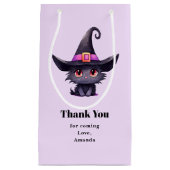 Niedliche schwarze Katze, die einen Hexenhut trägt Kleine Geschenktüte (Vorderseite)