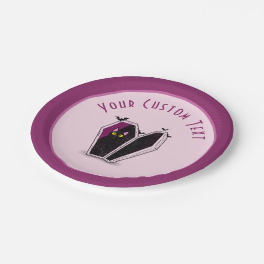 Niedliche Schwarze Katze in einem Coffin Pink Hall Pappteller (Schrägansicht)