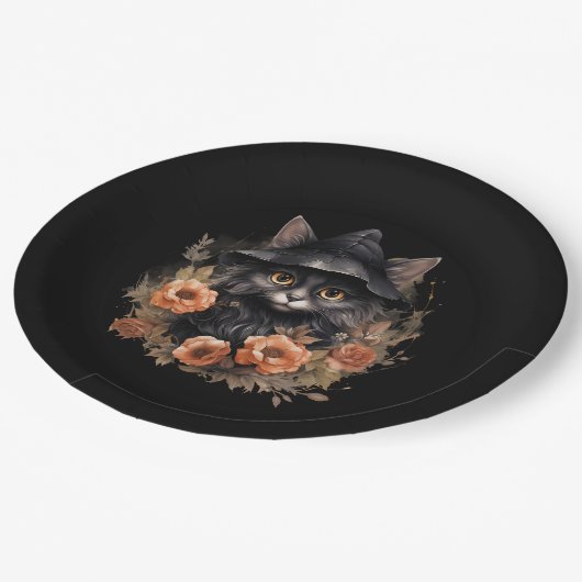 Niedliche schwarze Katze in einem Hexenhut Pappteller (Schrägansicht)