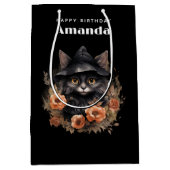 Niedliche schwarze Katze in einem Hexenhut zum Geb Mittlere Geschenktüte (Vorderseite)