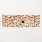 Niedliche schwarze Katze in orangefarbenen Katzen Yogamatte (Vorderseite (Horizontal))