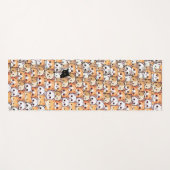 Niedliche schwarze Katze in orangefarbenen Katzen Yogamatte (Vorderseite (Horizontal))