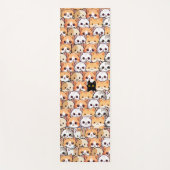 Niedliche schwarze Katze in orangefarbenen Katzen  Yogamatte (Vorderseite)