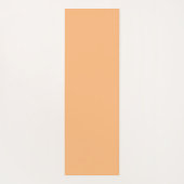 Niedliche schwarze Katze in orangefarbenen Katzen  Yogamatte (Rückseite)