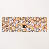 Niedliche schwarze Katze in orangefarbenen Katzen  Yogamatte (Vorderseite (Horizontal))