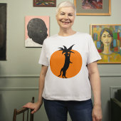 Niedliche schwarze Katze in OrangenTomate auf weiß T-Shirt