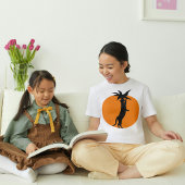 Niedliche schwarze Katze in OrangenTomate auf weiß T-Shirt