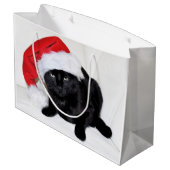 Niedliche schwarze Katze mit Weihnachtsmannmütze Große Geschenktüte (Rückseite Schrägansicht)