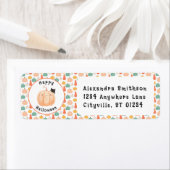 Niedliche schwarze Katze pinkelt über einem Kürbis (Insitu)