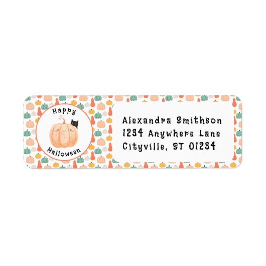 Niedliche schwarze Katze pinkelt über einem Kürbis (Vorne)