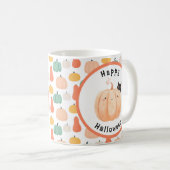 Niedliche schwarze Katze pinkelt über einem Kürbis Kaffeetasse (VorderseiteRechts)