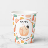 Niedliche schwarze Katze pinkelt über einem Kürbis Pappbecher (Rückseite)