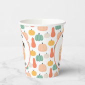 Niedliche schwarze Katze pinkelt über einem Kürbis Pappbecher (Links)