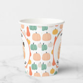 Niedliche schwarze Katze pinkelt über einem Kürbis Pappbecher (Rechts)