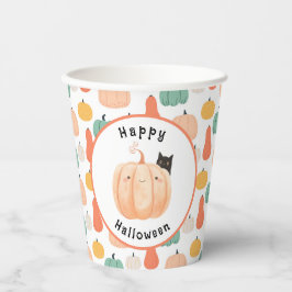 Niedliche schwarze Katze pinkelt über einem Kürbis Pappbecher