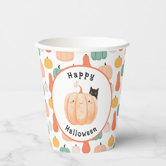 Niedliche schwarze Katze pinkelt über einem Kürbis Pappbecher (Vorderseite)