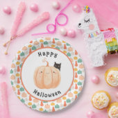 Niedliche schwarze Katze pinkelt über einem Kürbis Pappteller (Party)