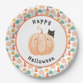 Niedliche schwarze Katze pinkelt über einem Kürbis Pappteller