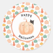 Niedliche schwarze Katze pinkelt über einem Kürbis Runder Aufkleber (Vorderseite)