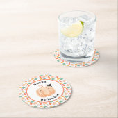 Niedliche schwarze Katze pinkelt über einem Kürbis Runder Pappuntersetzer (Vor Ort)