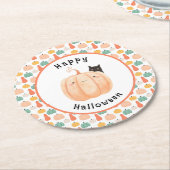 Niedliche schwarze Katze pinkelt über einem Kürbis Runder Pappuntersetzer (Angewinkelt)