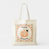 Niedliche schwarze Katze pinkelt über einem Kürbis Tragetasche (Rückseite)