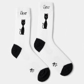 Niedliche schwarze Katze und Paws auf weißen Socke (Rechts)