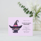 Niedliche Schwarze Katze zum Geburtstag einer Hexe Einladungspostkarte (Stehend Vorderseite)